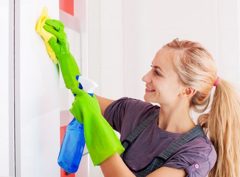 Professional move out cleaning service in Westkensington for a local flat handover